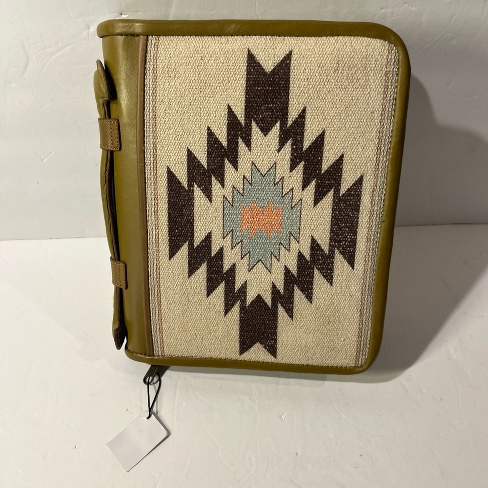 Nocona Western Bible Cover Aztec Rug Zipper Pockets Tan 0651608